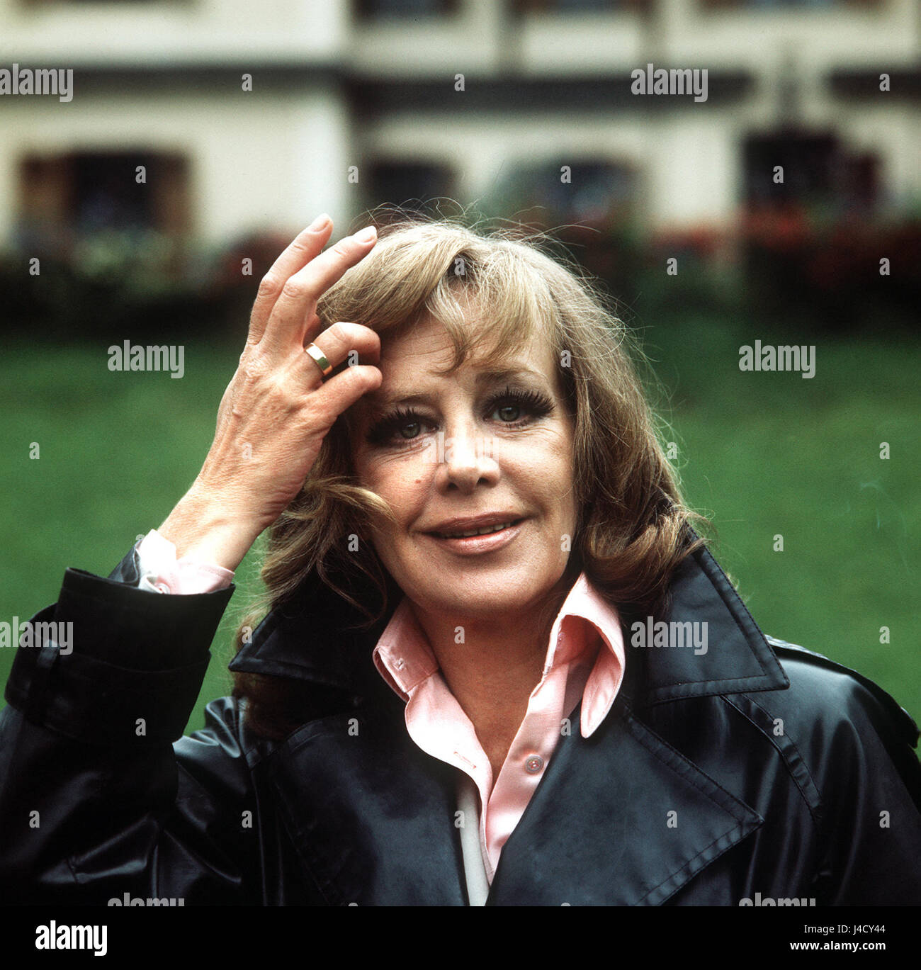 German actress Hildegard Knef at a hospital in Strobl (Austria) in July 1973. Besides her successful acting career, she also was a popular chanson singer and a bestselling author.    | usage worldwide Stock Photo