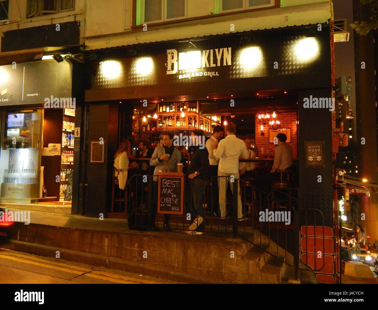 Brooklyn Bar & Grill brings the New York vibe to Hong Kong - Casual Staunton Street gastropub specialises in traditional US comfort food such as fried chicken and cheesecake served in American-sized portions in SoHo - Hong Kong Island | usage worldwide Stock Photo