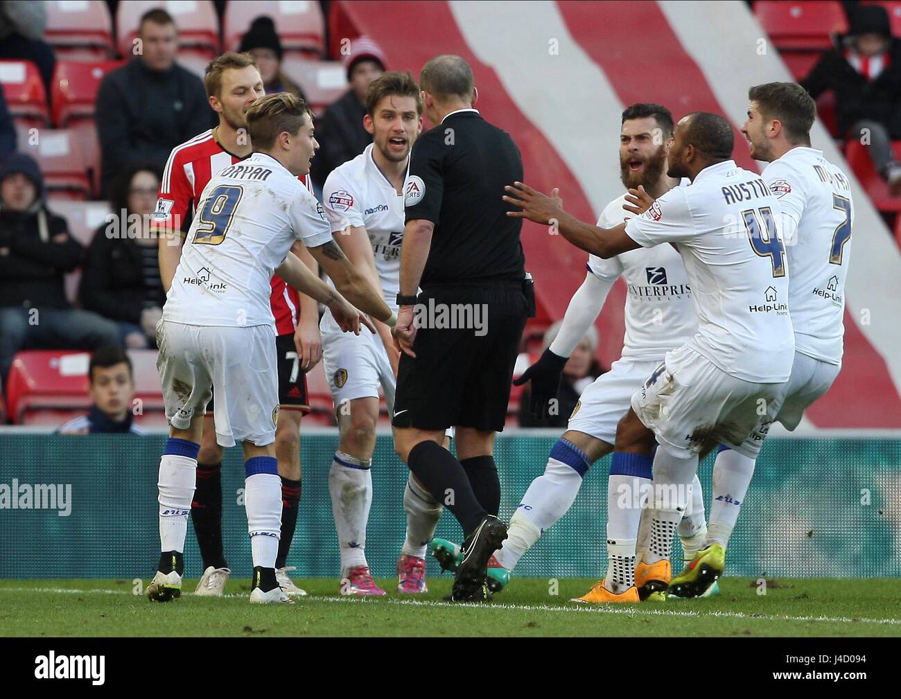 LEEDS PLAYERS ARGUE WITH REF A SUNDERLAND V LEEDS UNITED STADIUM OF