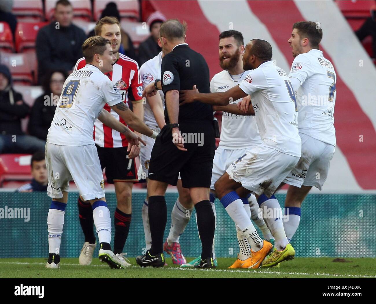 LEEDS PLAYERS ARGUE WITH REF A SUNDERLAND V LEEDS UNITED STADIUM OF