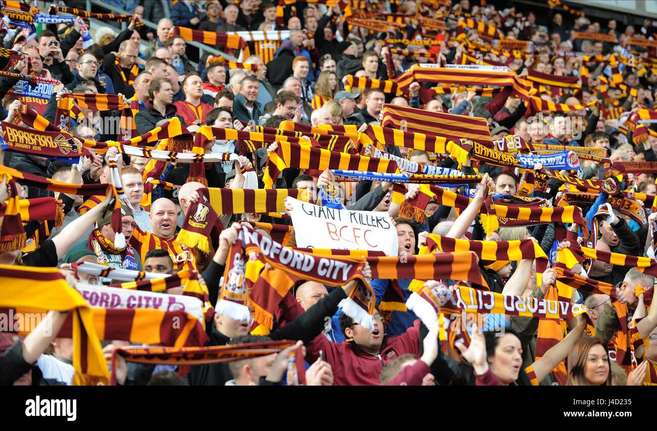 BRADFORD FANS WITH SCARVES BRADFORD CITY V READING BRADFORD CITY V READING FC VALLEY PARADE BRADFORD ENGLAND 07 March 2015 Stock Photo