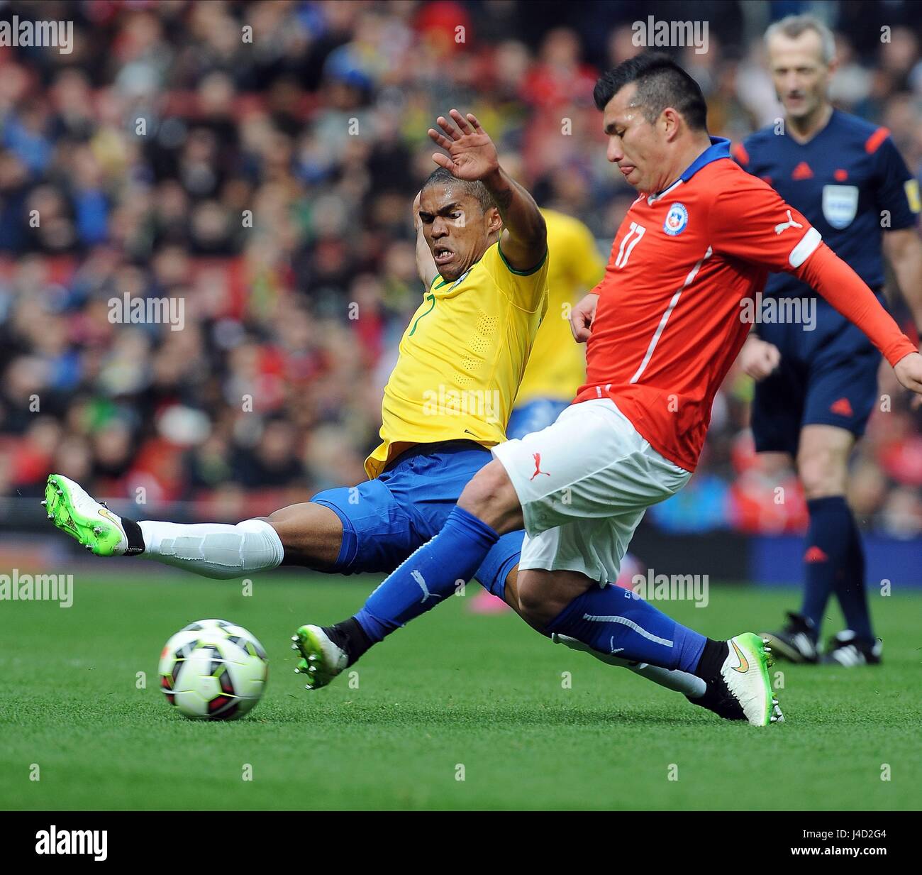 DOUGLAS COSTA IS CHALLENGED BY BRAZIL V CHILE EMIRATES STADIUM LONDON ENGLAND 29 March 2015 Stock Photo