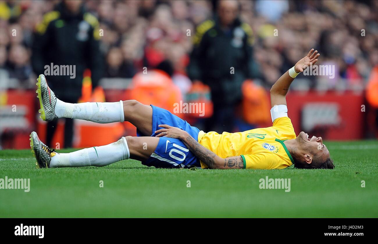 NEYMAR OF BRAZIL IN PAIN AFTER BRAZIL V CHILE EMIRATES STADIUM LONDON ENGLAND 29 March 2015 Stock Photo