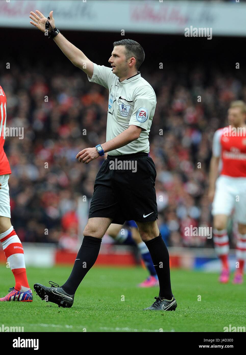 Referee michael oliver arsenal chelsea hi-res stock photography and ...