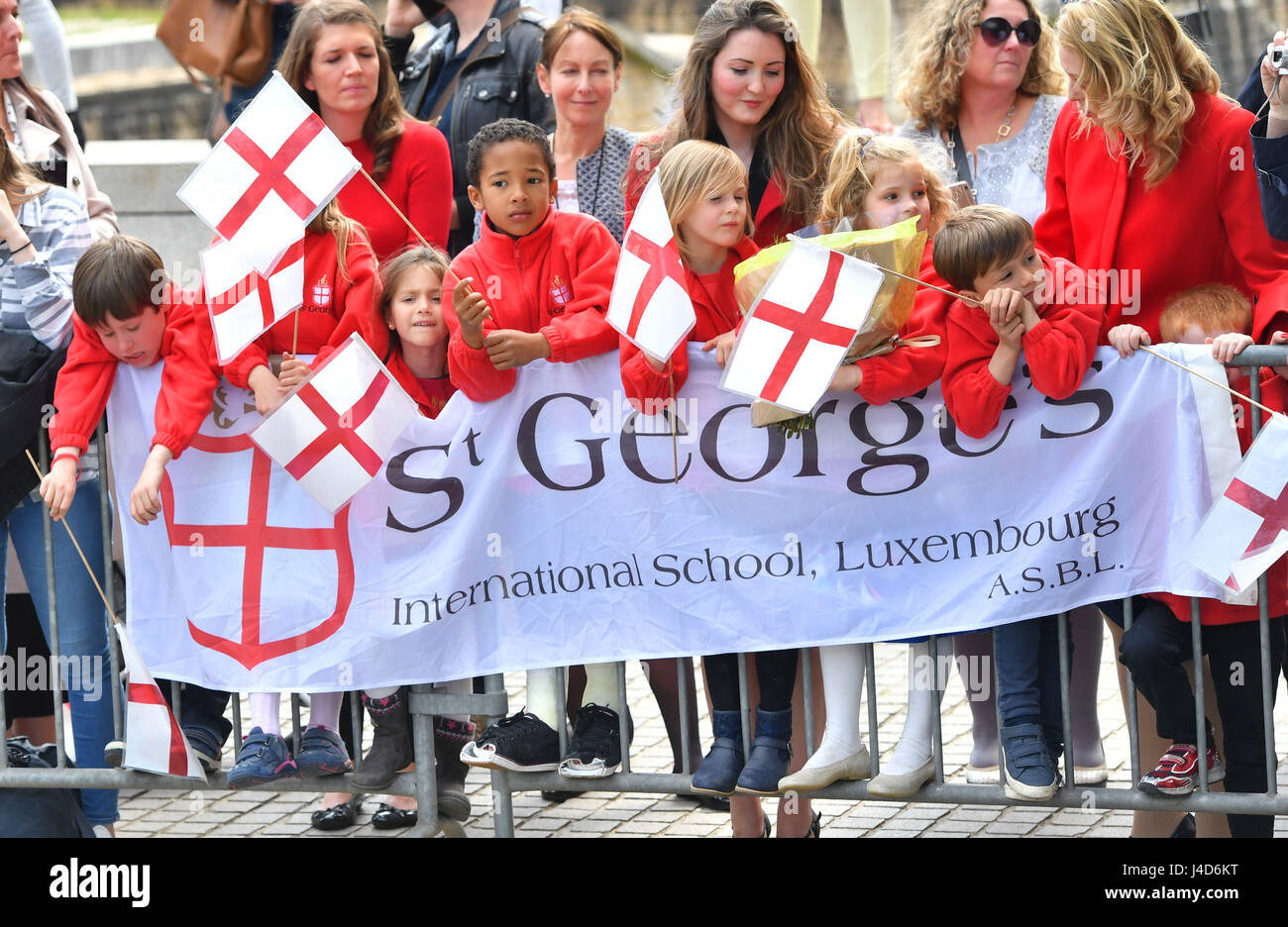 Children outside MUDAM (Musze d'Art Moderne) during a day of visits in Luxembourg by the Duchess of Cambridge where she is attending commemorations marking the 150th anniversary 1867 Treaty of London, that confirmed the country's independence and neutrality. Stock Photo