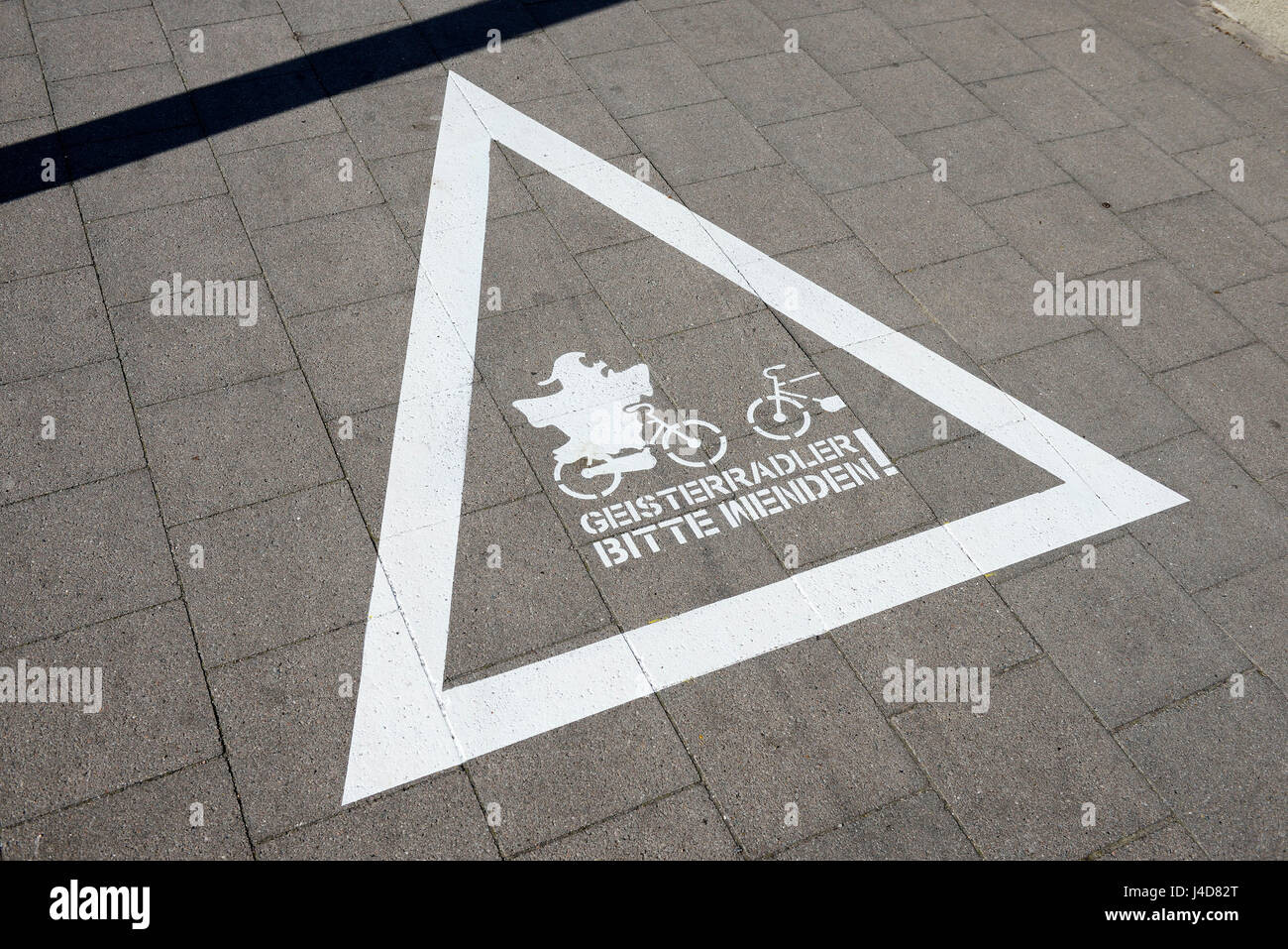 Mark of a cycle path in the B5 in Hamburg-Bergedorf warns about mind cyclists, Markierung eines Fahrradwegs an der B5 in Hamburg-Bergedorf warnt vor G Stock Photo