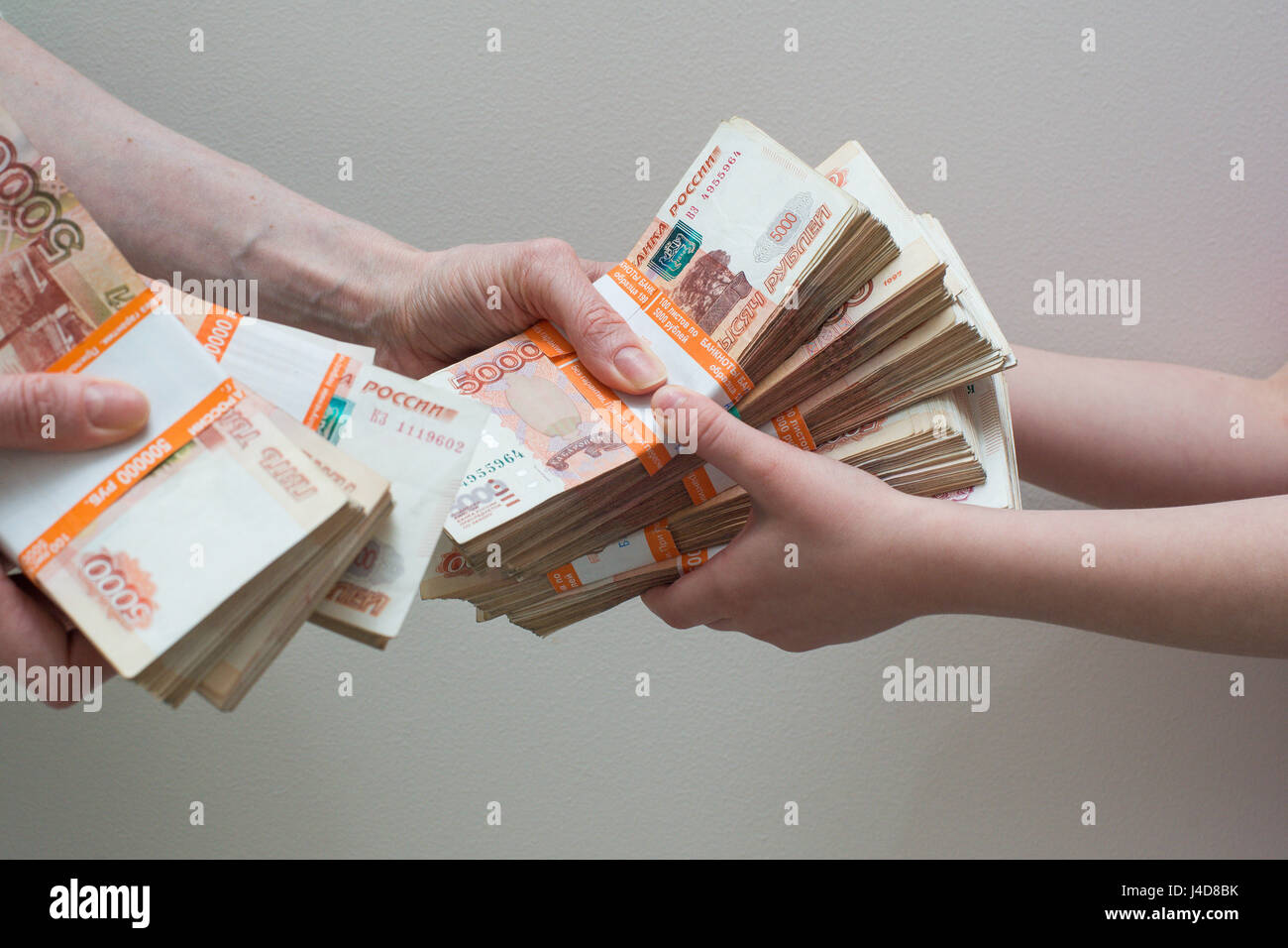 3000000 рублей. много налички в руках. кредит наличными. пятитысячные купюры в руках. деньги в руках девушки.