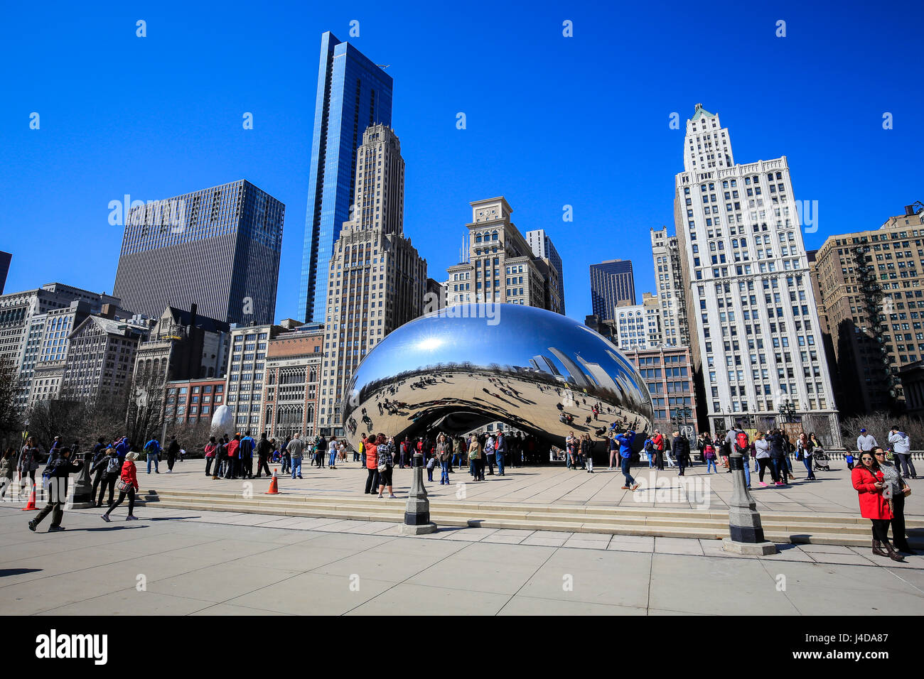 Tourists visit the sculpture Cloud Gate, the Bean, Millennium Park, City skyline, Chicago, Illinois, USA, North America, Touristen besichtigen die Sku Stock Photo