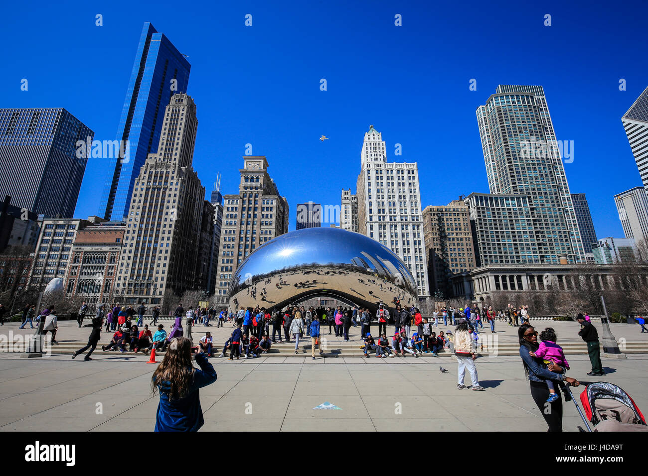 Tourists visit the sculpture Cloud Gate, the Bean, Millennium Park, City skyline, Chicago, Illinois, USA, North America, Touristen besichtigen die Sku Stock Photo