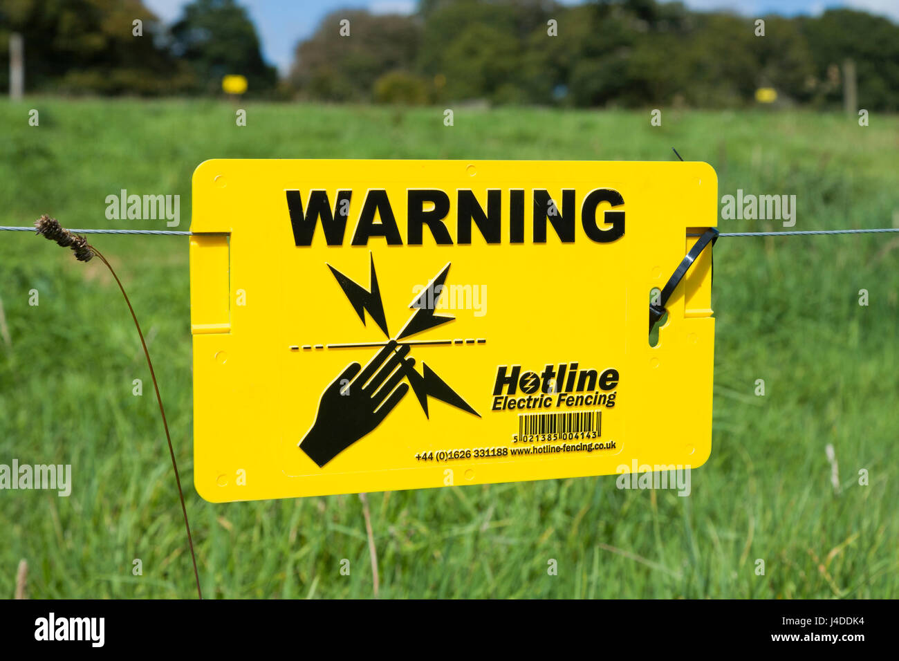 Warning sign to warn pedestrians of electrified fence / electric fences