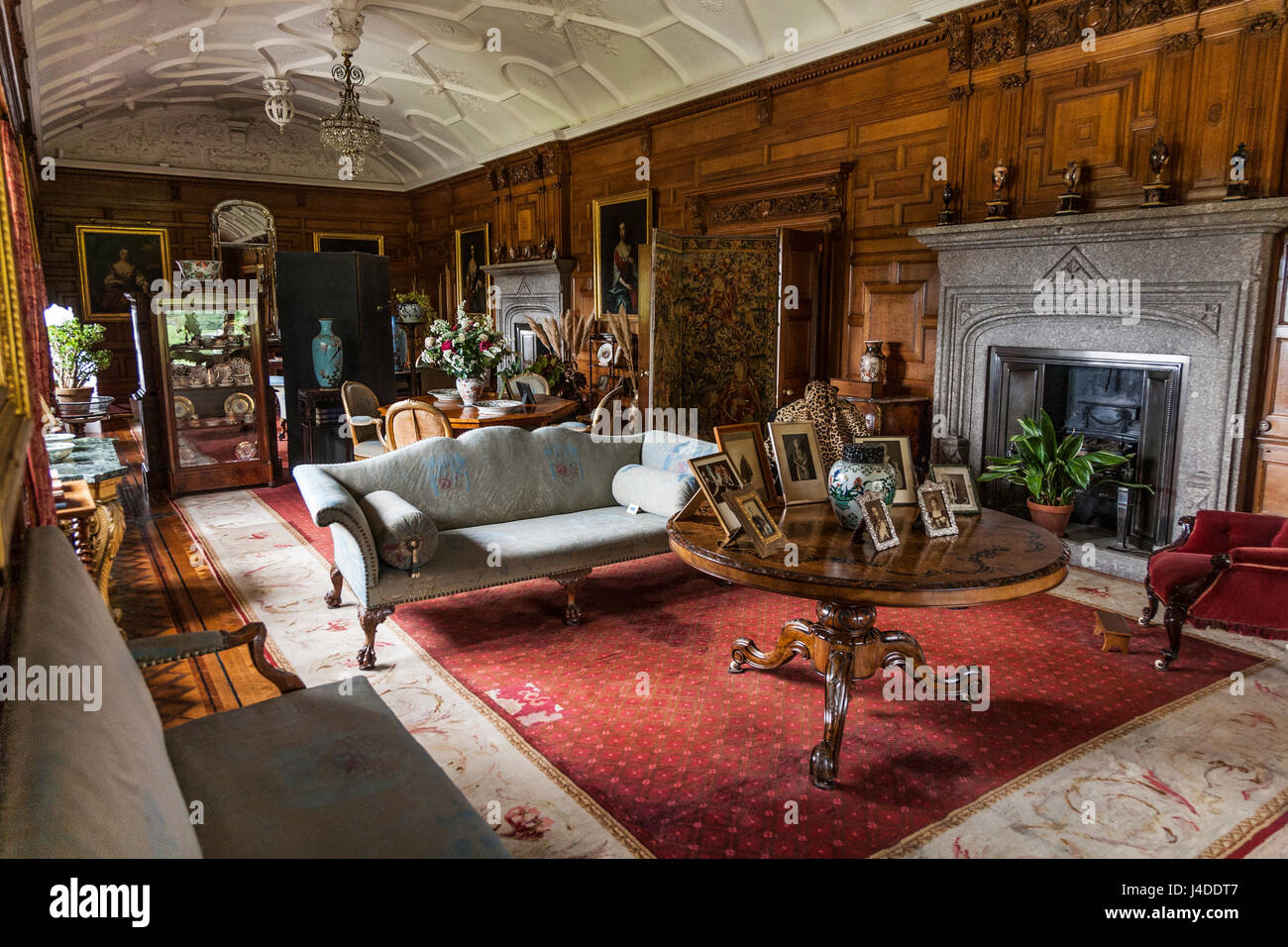 Tavolo da pranzo con sedie e floreale in Edwardian House con design in  stile neoclassico Foto stock - Alamy