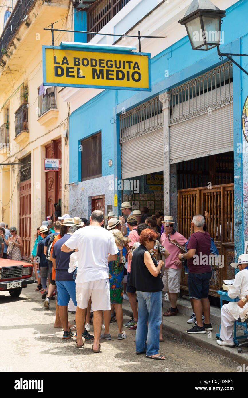 Bodeguita del Medio bar full of people in Havana, Cuba Stock Photo