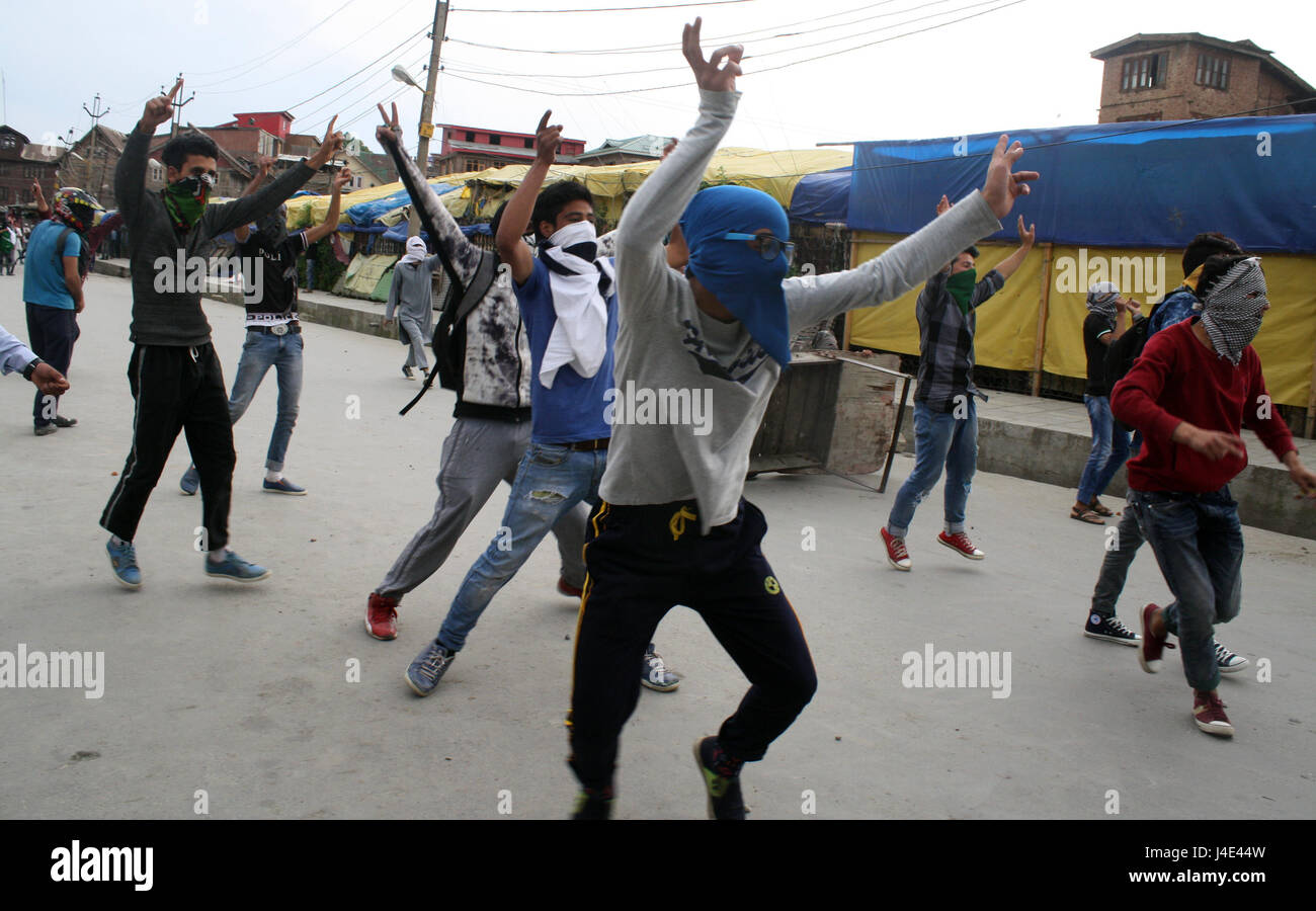 Srinagar, Kashmir. 12th May, 2017. Kashmiri protesters shout slogans. Clashes broke out between protesters and security forces in downtown Nowhatta area of Srinagar. Groups of youth indulged in sloganeering and stone- pelting at Indian security forces soon after Friday congregational prayers. According to the report, 102 unarmed civilians were killed in 135 days of unrest that was sparked by the killing on July 8 of Hizbul Mujahideen commander Burhan Wani by the armed forces. Credit: sofi suhail/Alamy Live News Stock Photo
