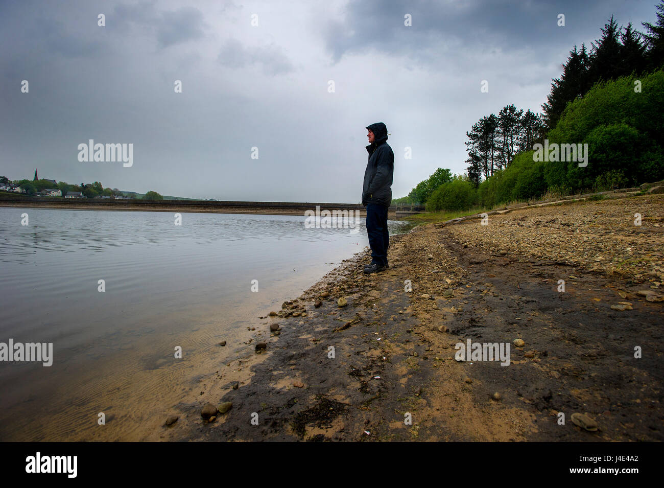 Blackburn, Lancashire, UK. 12th May, 2017. Much needed rain arrives in the North West of England as very low water levels at the United Utilities' Wayoh Reservoir near Bolton, Lancashire, are in need of replenishing. Picture by Paul Heyes, Friday May 12, 2017. Credit: Paul Heyes/Alamy Live News Stock Photo