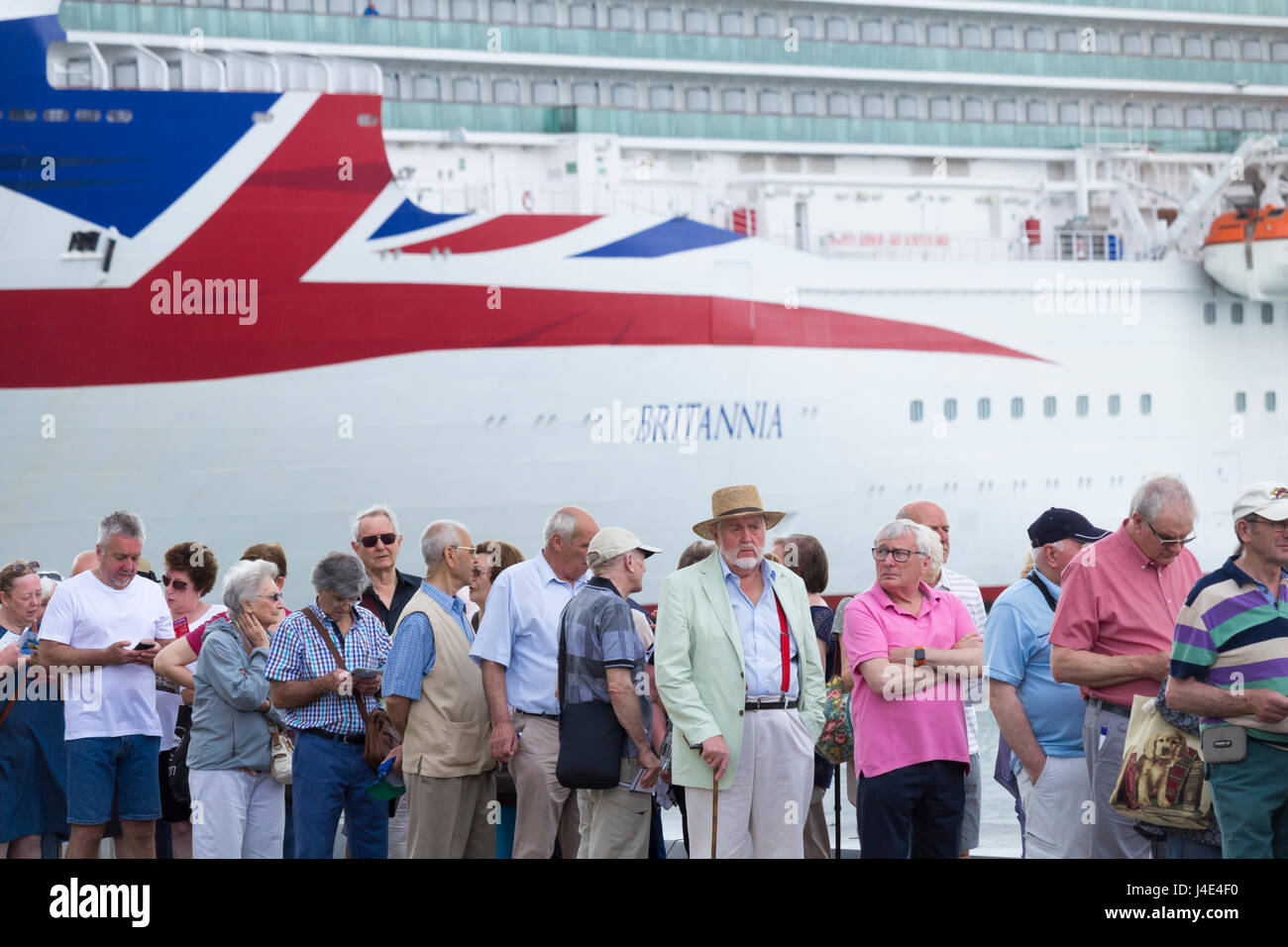 Las Palmas, Gran Canaria, Canary Islands, Spain, 12th May 2017.  Weather: cruise ship passengers queue for sightseeing bus as Cruise ship Britannia, the largest cruise ship built exclusively for the British market, visits Las Palmas during Canary Islands cruise. P&O cruises flagship is 330 metres long, weighs 143,000 tonnes and also features a 94 metres (308 ft) Union Flag on her bow, said to be the largest of its kind in the world. Credit: ALAN DAWSON/Alamy Live News Stock Photo