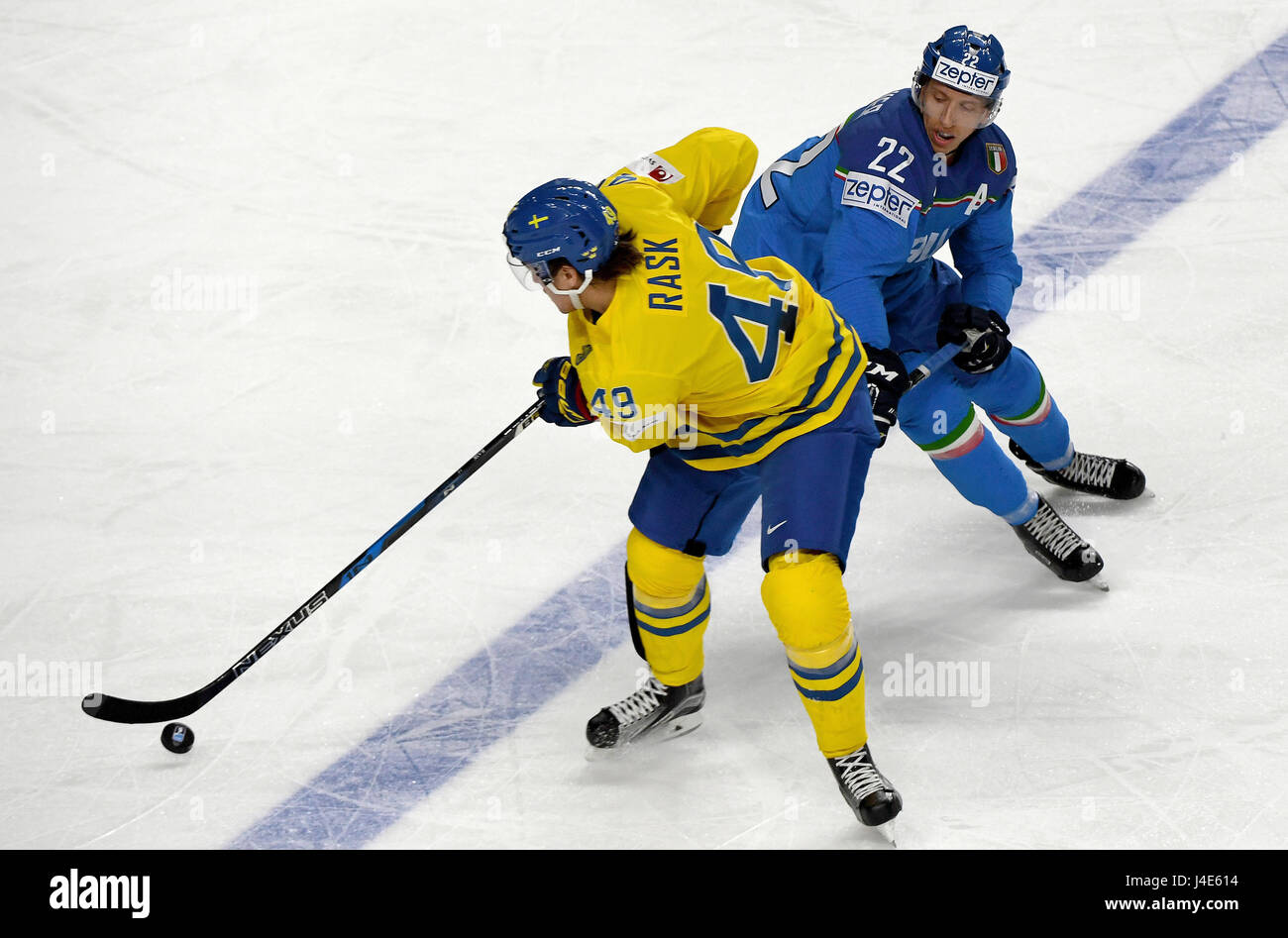 Cologne, Germany. 12th May, 2017. Sweden's Victor Rask (l) and Italy's ...