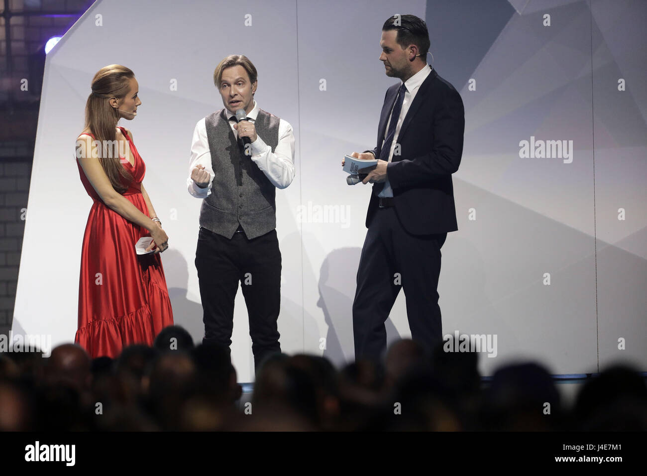 Musician Clark Datchler (c) from the band Johnny Hates Jazz on stage between presenters Annemarie Carpendale and Matthias Killing at the Green Tec Award ceremony in Berlin, Germany, 12 MAy 2017. Photo: Jörg Carstensen/dpa Stock Photo