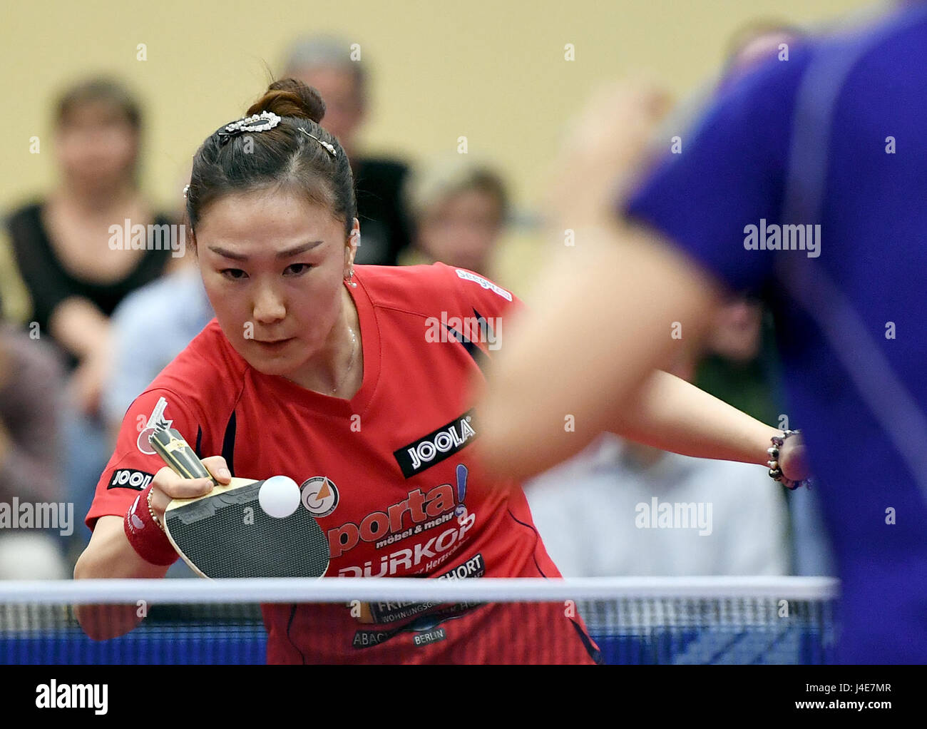 Berlin, Germany. 12th May, 2017. Xiaona Shan (back) of TTC Berlin in