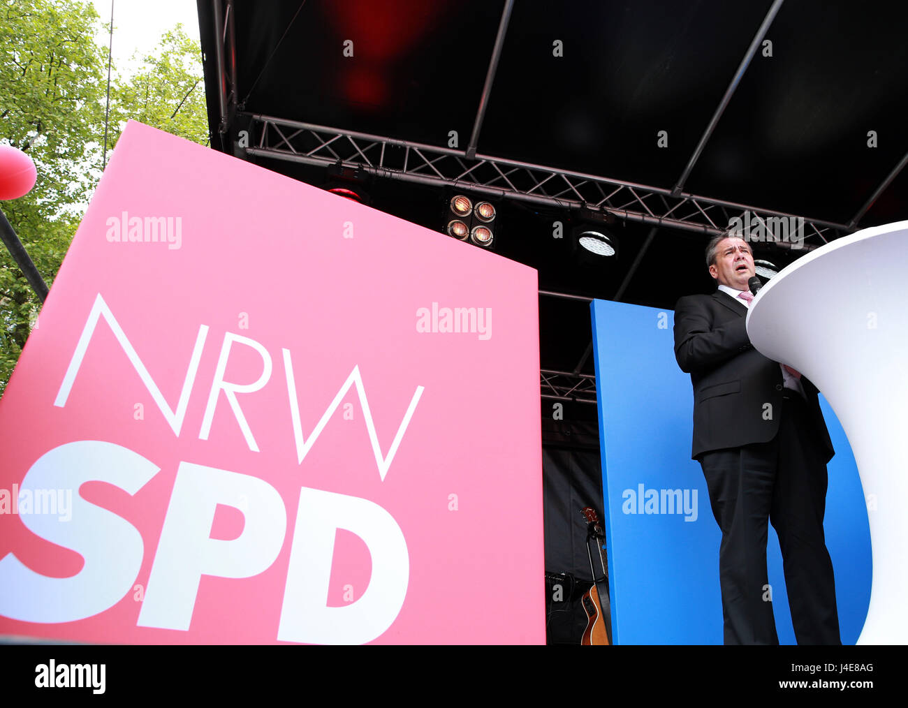 Duisburg, Germany. 13th May, 2017. Sigmar Gabriel, Vice Chancellor and Foreign Minister of Germany, speaks at the final SPD campaign rally for the North Rhine-Westphalia state elections in Duisburg, Germany, on May 12, 2017. (Xinhua/Luo Huanhuan) Credit: Xinhua/Alamy Live News Stock Photo