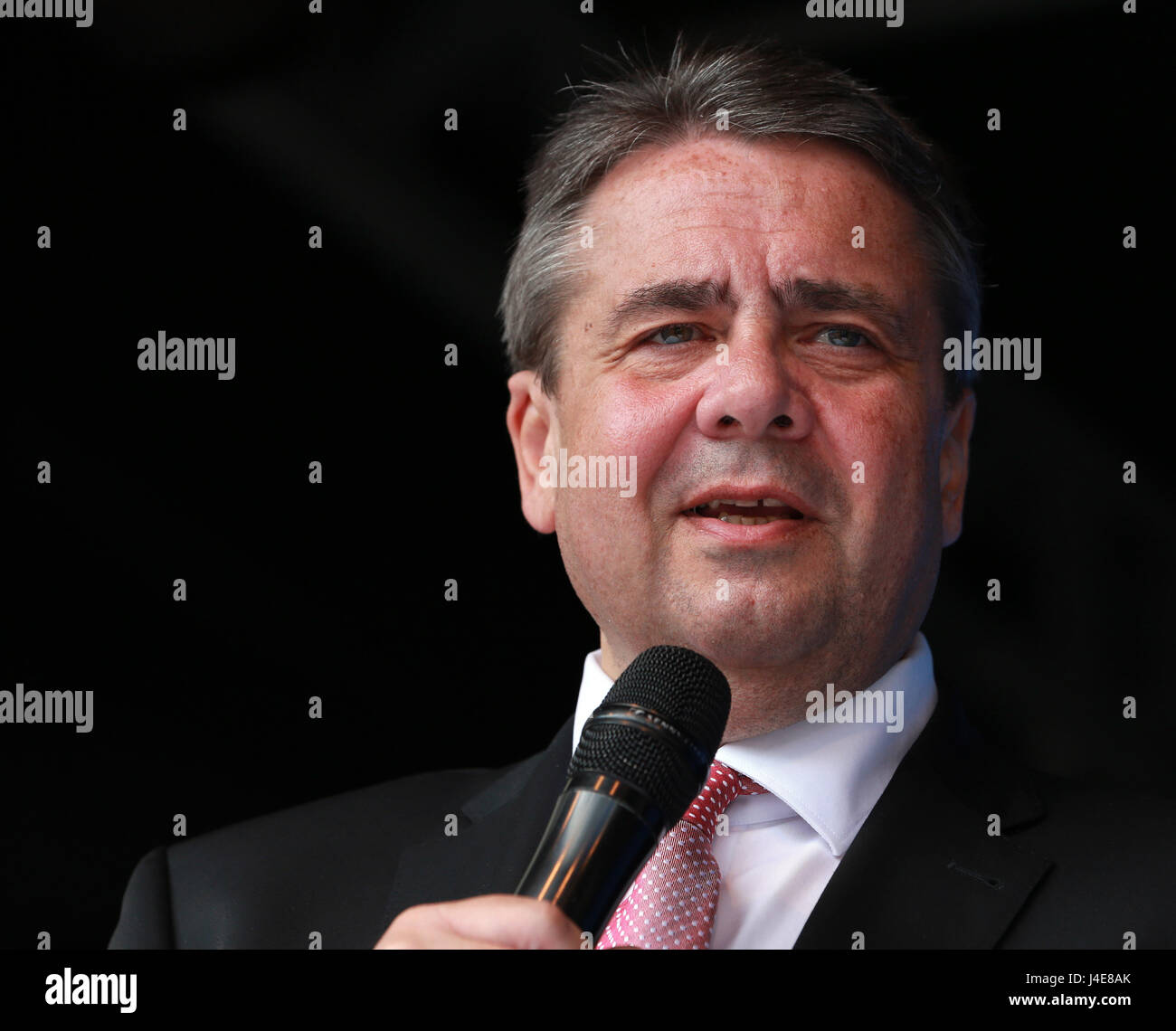 Duisburg, Germany. 13th May, 2017. Sigmar Gabriel, Vice Chancellor and Foreign Minister of Germany, speaks at the final SPD campaign rally for the North Rhine-Westphalia state elections in Duisburg, Germany, on May 12, 2017. (Xinhua/Luo Huanhuan) Credit: Xinhua/Alamy Live News Stock Photo