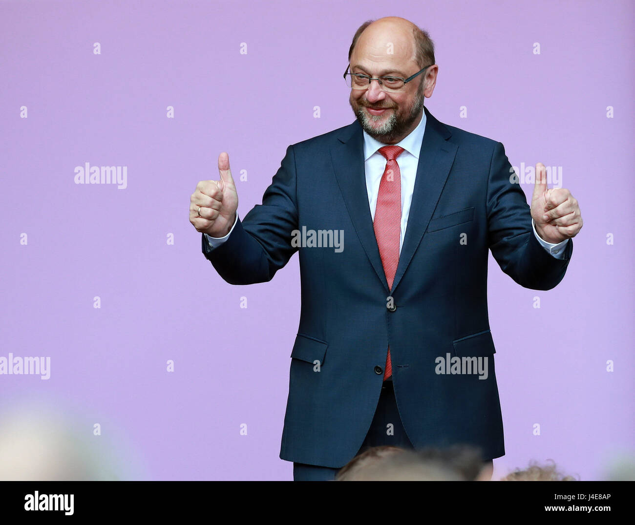 Duisburg, Germany. 13th May, 2017. Martin Schulz, leader of German Social Democrats (SPD), greets supporters at the final SPD campaign rally for the North Rhine-Westphalia state elections in Duisburg, Germany, on May 12, 2017. (Xinhua/Luo Huanhuan) Credit: Xinhua/Alamy Live News Stock Photo