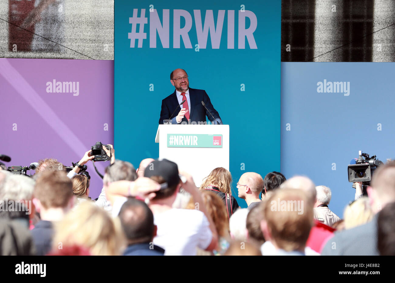 Duisburg, Germany. 13th May, 2017. Martin Schulz, leader of German Social Democrats (SPD), speaks to supporters at the final SPD campaign rally for the North Rhine-Westphalia state elections in Duisburg, Germany, on May 12, 2017. (Xinhua/Luo Huanhuan) Credit: Xinhua/Alamy Live News Stock Photo