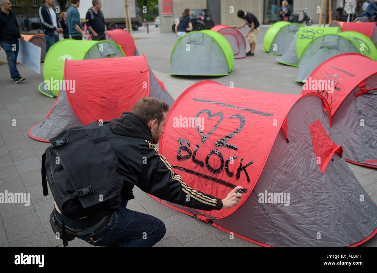 Hamburg, Germany. 13th May, 2017. G20 opponents can be seen on the Karolinen Plaza which is filled with tents in Hamburg, Germany, 13 May 2017. Organizers of the G20 protest camp pitched a temporary tent camp in order to protest for the freedom of assmebly during the G20 summit. Photo: Axel Heimken/dpa/Alamy Live News Stock Photo