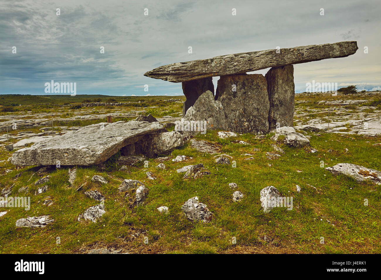 The Poulnabrone dolmen, prehistoric slab burial chamber, The Burren, County Clare, Munster, Republic of Ireland, Europe Stock Photo