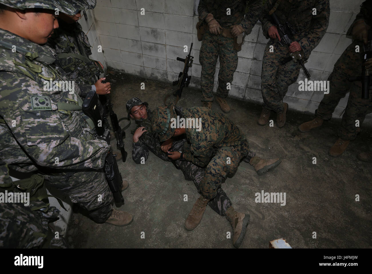 U.S. Marines with Lima Company, 3rd Battalion 2nd Marines demonstrates how to apply a tourniquet for Republic of Korea (ROK) Marines with 2nd Company, 31st Battalion 1st Marines during Exercise Hoguk outside of Pohang, South Korea, October 20, 2016. Exercise Hoguk is an annual exercise conducted by the ROK Marines, this marks the first time that U.S. Marines have been fully integrated into a ROK Marine company.  (U.S. Marine Corps photo by Lance Cpl. Cameron Darrough/Released) Stock Photo