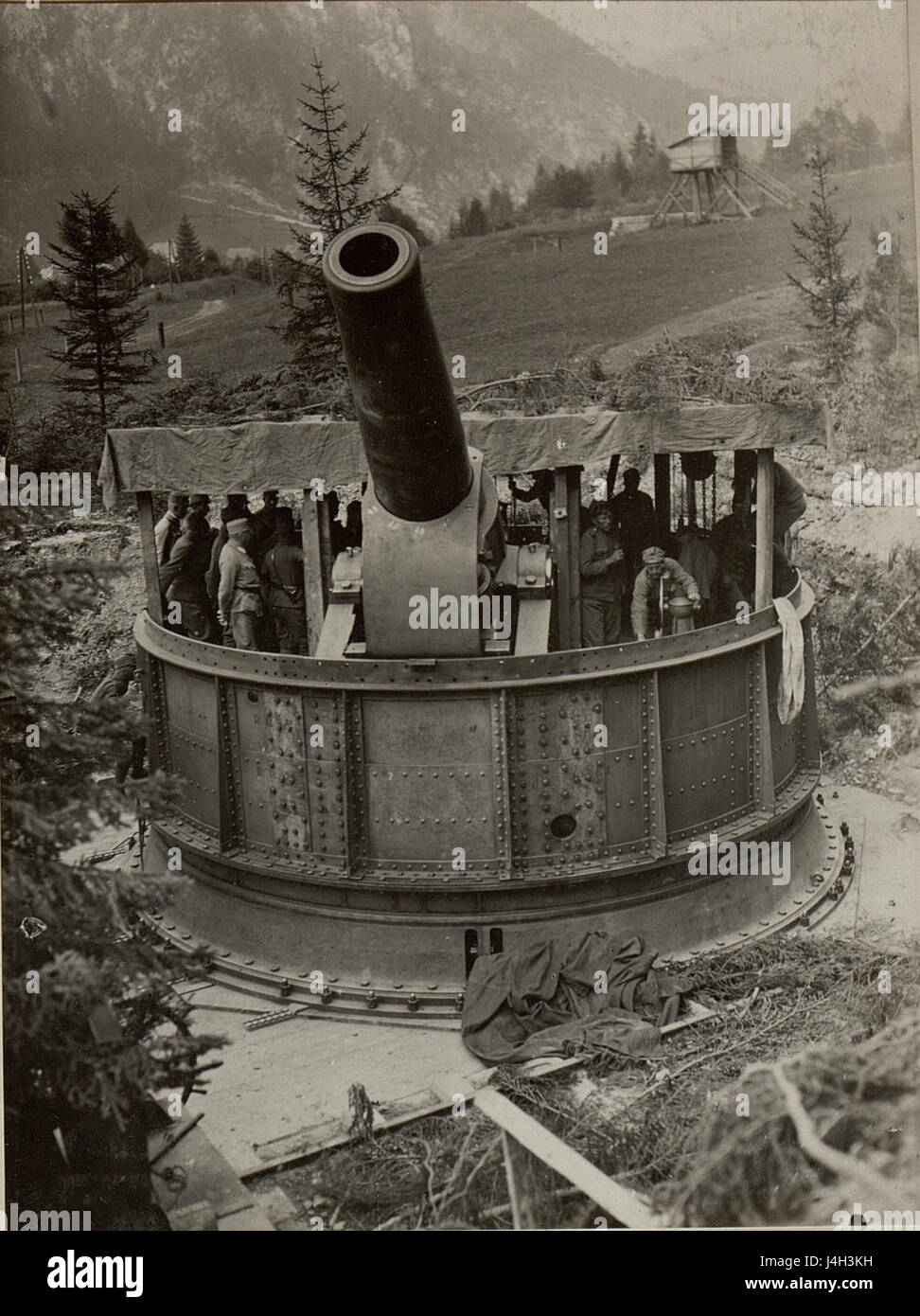 Stellung einer 42cm Haubitze. Besichtigung des K.H.L.15 durch den Armee Kommandanten im Kanaltal bei Cucco, Slowenien Stock Photo