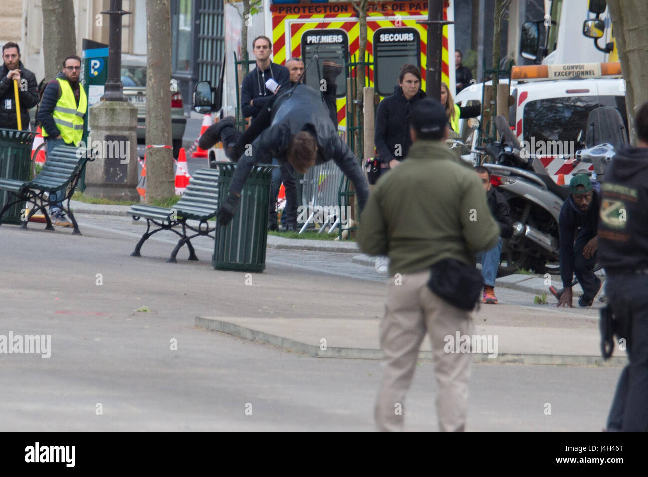 Tom Cruise films a stunt scene for his new film 'Mission Impossible 6 ...