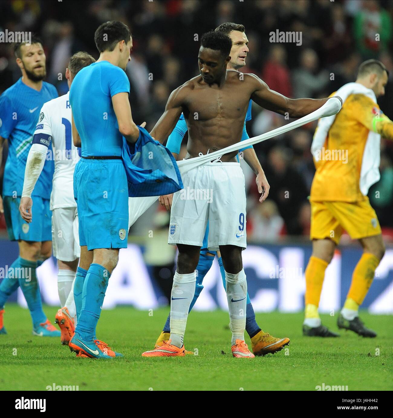 DANNY WELBECK OF ENGLAND SWAPS ENGLAND V SLOVENIA WEMBLEY STADIUM LONDON ENGLAND 15 November 2014 Stock Photo