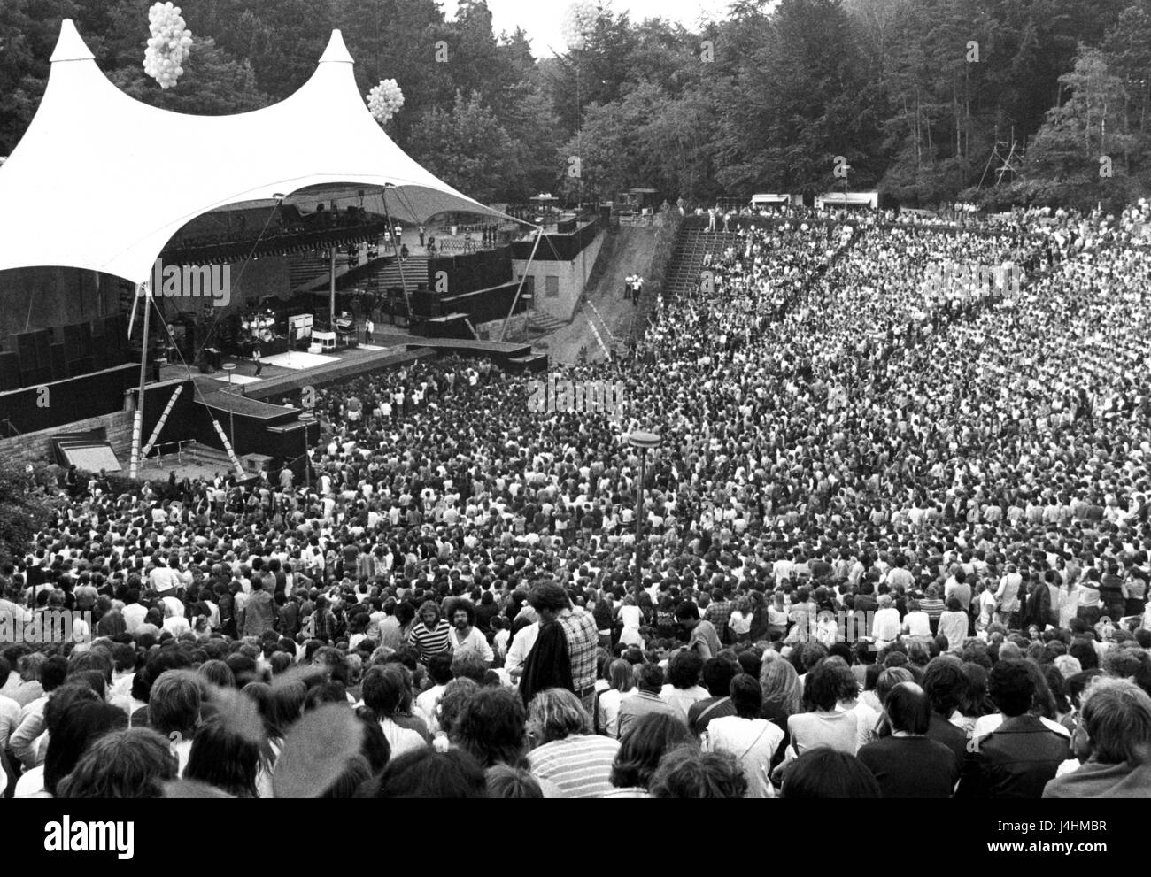 British rock band "The Rolling Stones" perform at the "Waldbuehne" (Forest  Stage) in West Berlin, West Germany, June 9, 1982. | usage worldwide Stock  Photo - Alamy