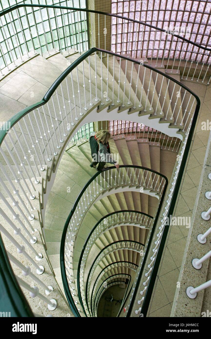 Das Treppenhaus des 1957 gebauten Kurt-Schuhmacher Haus ist am 10.05.2015 in Hamburg zu sehen. Foto: Markus Scholz | usage worldwide Stock Photo