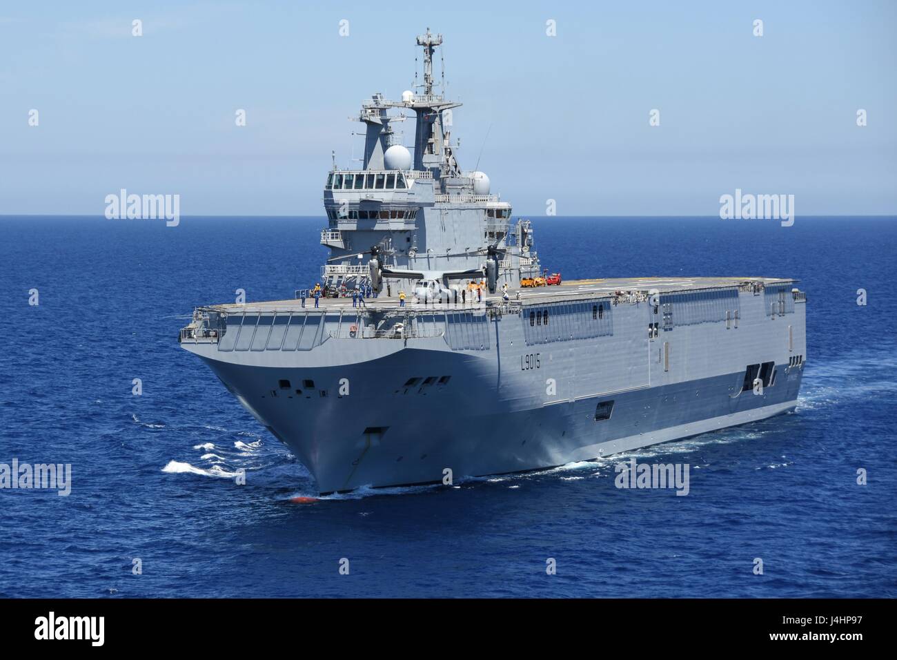 The French Navy Mistral-class amphibious assault ship FS Dixmude steams ...