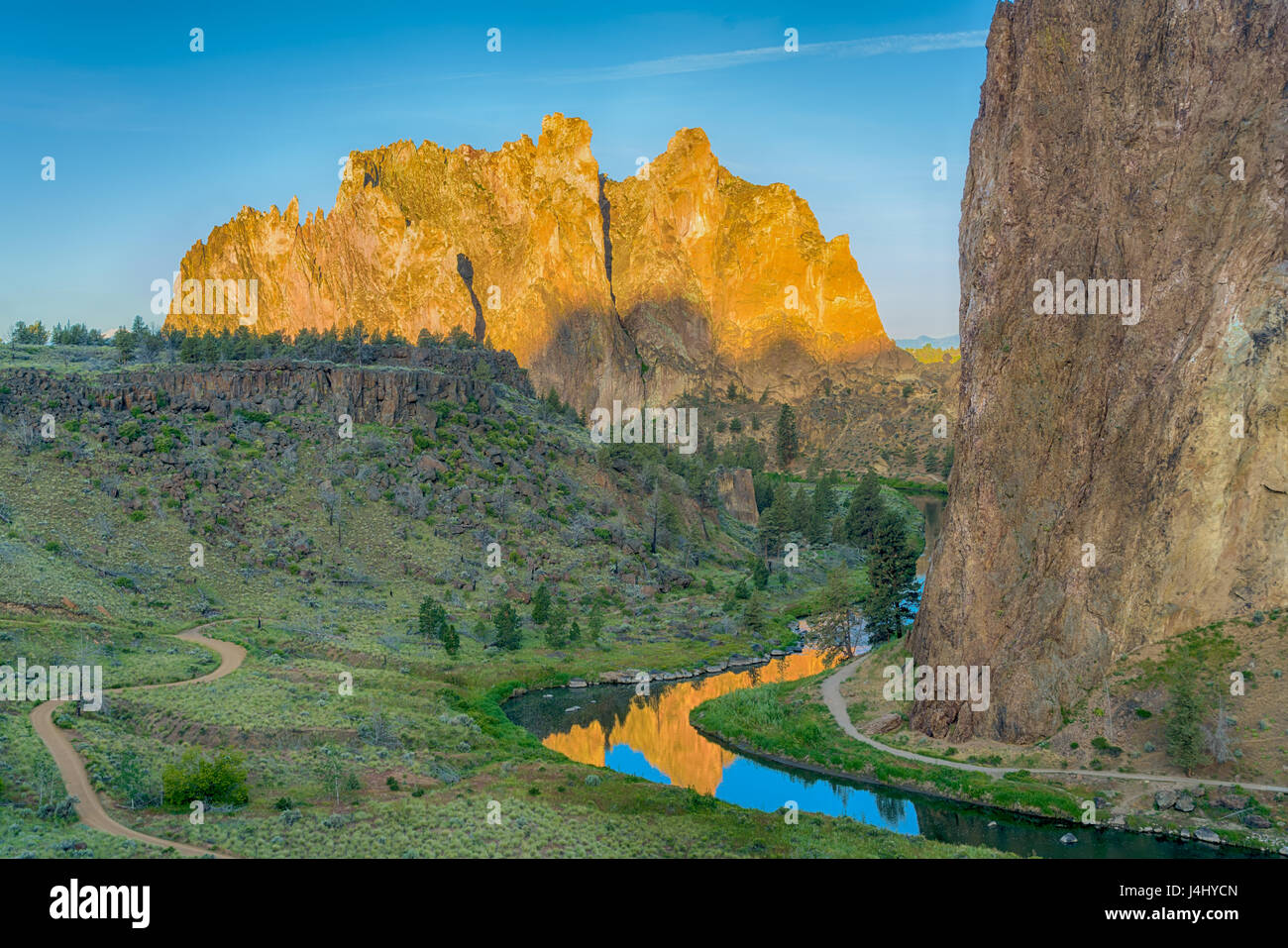 Sunrise view of Smith rock State Park and the crooked River in Oregon Stock Photo