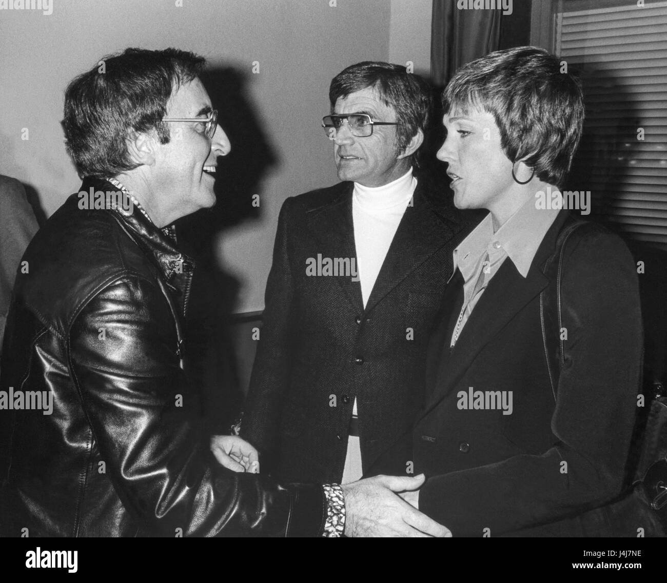Peter Sellers British actor with The Pink Panther director  Blake Edwards and his wife the actress  Julie Andrews 1975 Stock Photo