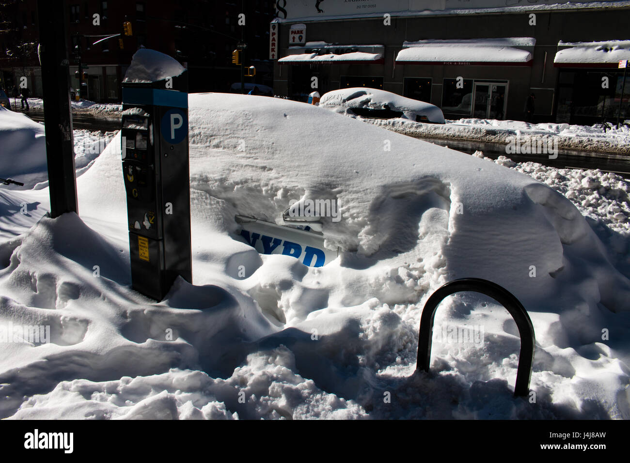 cop car buried in the snow Stock Photo - Alamy