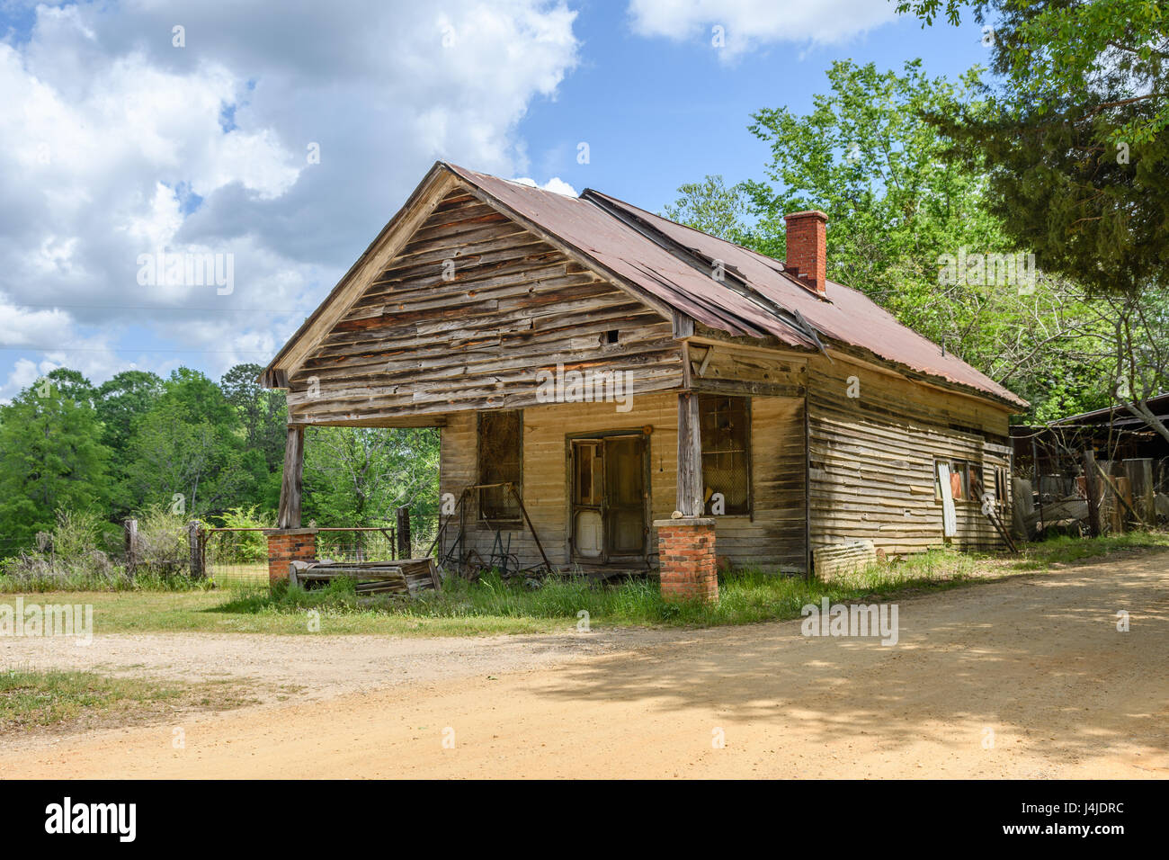 An old abandoned building along a back country road in rural Alabama USA, a reminder of the poverty of the American south. Stock Photo