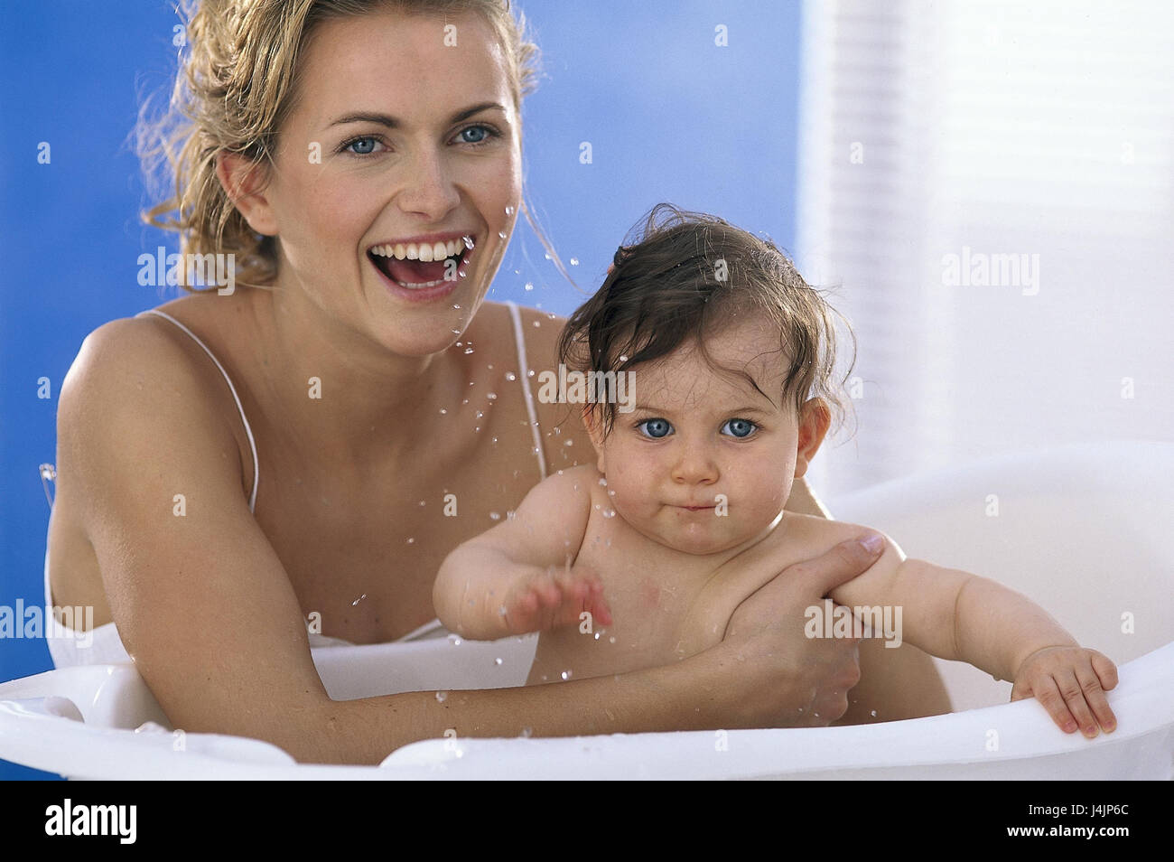 How To Have A Bath With A Baby : How To Bathe A Newborn 10 Simple Steps Mustela Usa / Wash their diaper area last.