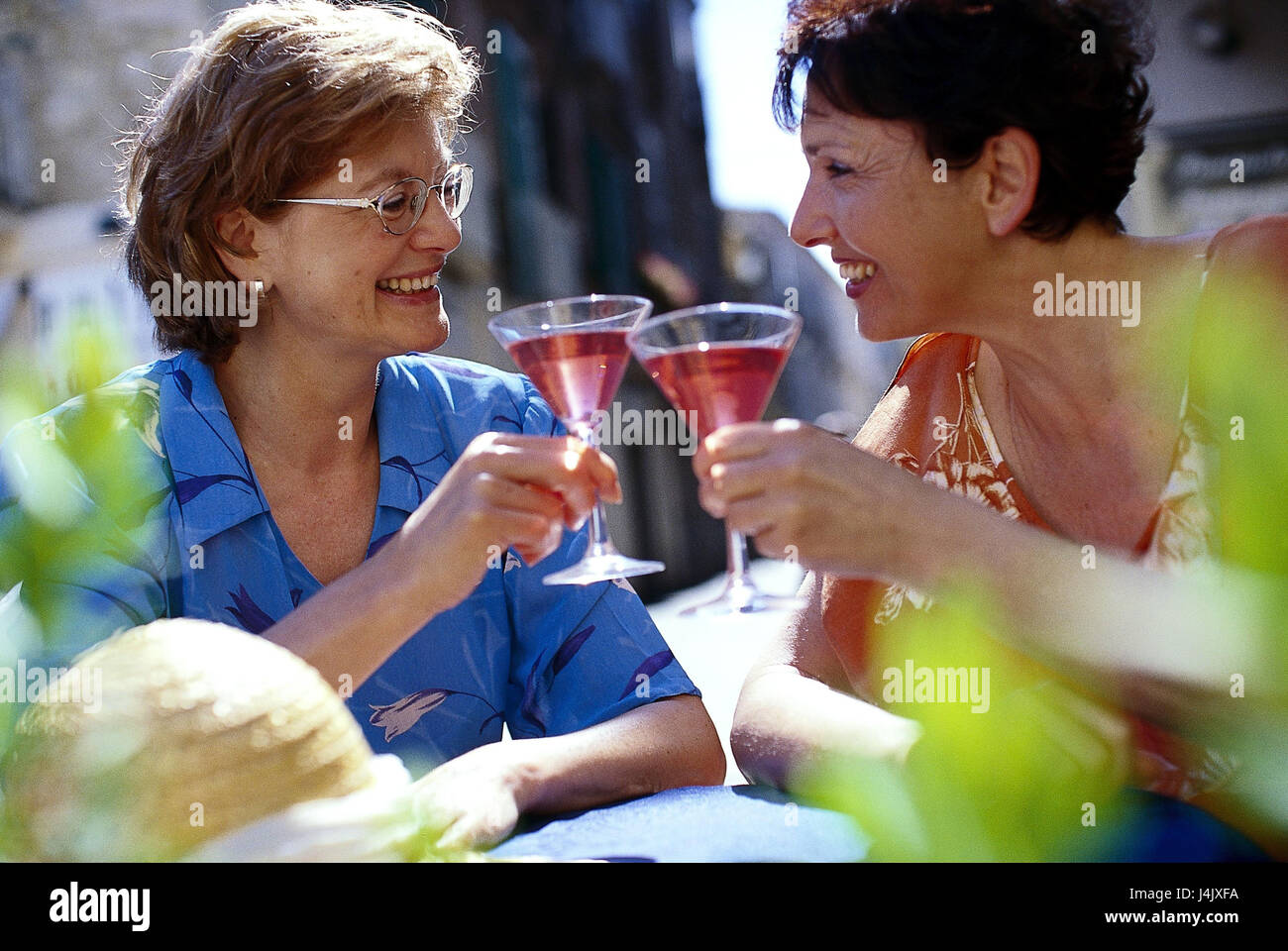 Street cafe, women, middle old person, happily, eye contact, glasses, Campari, kick off outside, bar, cafe, summer, leisure time, lifestyle, friends, two, smile, drinks, alcohol, alcoholic, alcoholic, entertainment, conversation, raise the glass Stock Photo