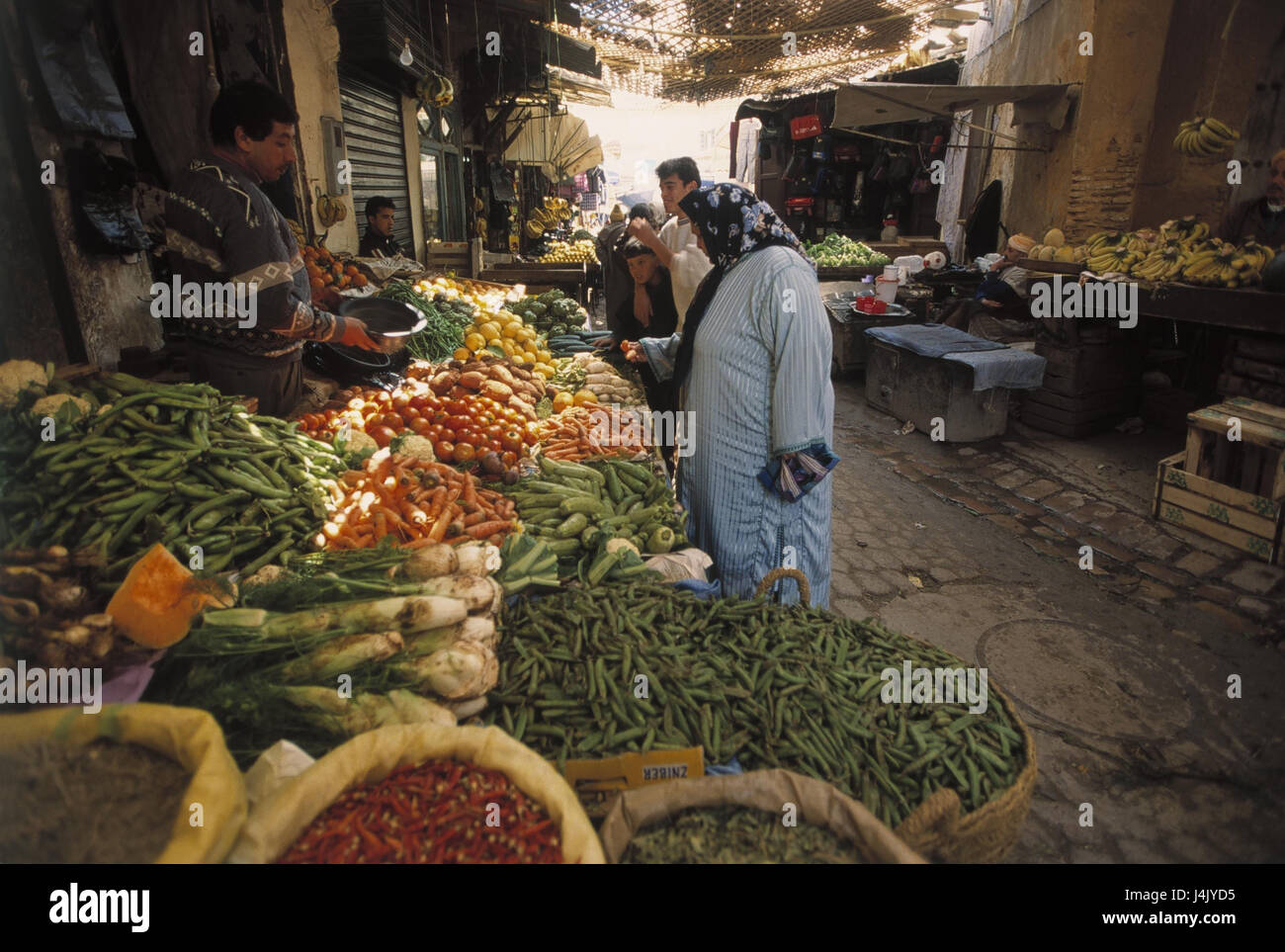 Morocco, fez, Souk, market, locals, sales, food no model release, Africa, city wall, defensive wall, weekly market, sell, make purchases, economy, fruit, fruits, vegetables, food, trade, outside Stock Photo