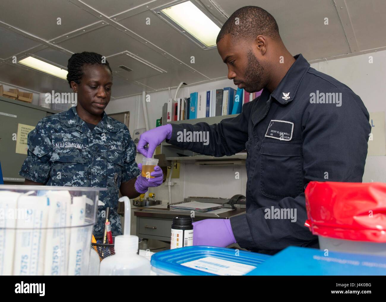 SAN DIEGO (Sept. 30, 2016) Petty Officer 2nd Class Barbara Nassimbwa (left) and Petty Officer 2nd Class Decory Blackwell work together to process medical samples aboard amphibious assault ship USS Boxer (LHD 4). Boxer returned to its homeport, San Diego, September 12, following a seven-month deployment to the 3rd, 5th, and 7th Fleet areas of operation. (U.S. Navy photo by Petty Officer 3rd Class Jesse Monford/Released) Stock Photo