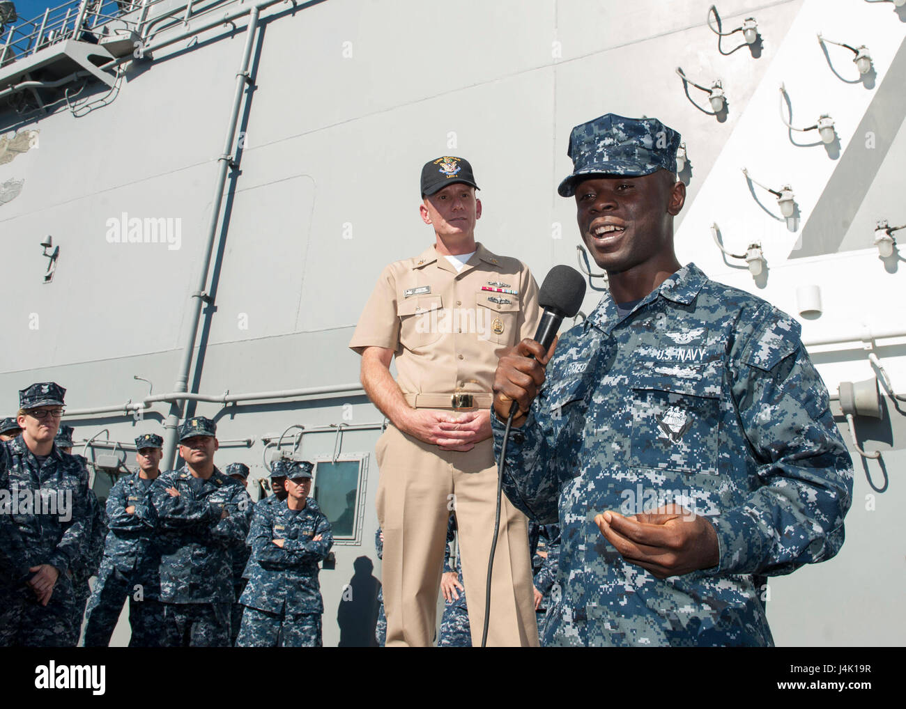 161110-N-FG333-015 SAN DIEGO (Nov. 10, 2016) Master Chief Petty Officer of the Navy (MCPON) Steven Giordano listens as Seaman Oladunni Ahmed asks a question during an all hands call on the flight deck of amphibious assault ship USS Boxer (LHD 4). Boxer is currently pier side preparing for a planned maintenance availability. (U.S. Navy photo by Seaman David Ortiz/Released) Stock Photo