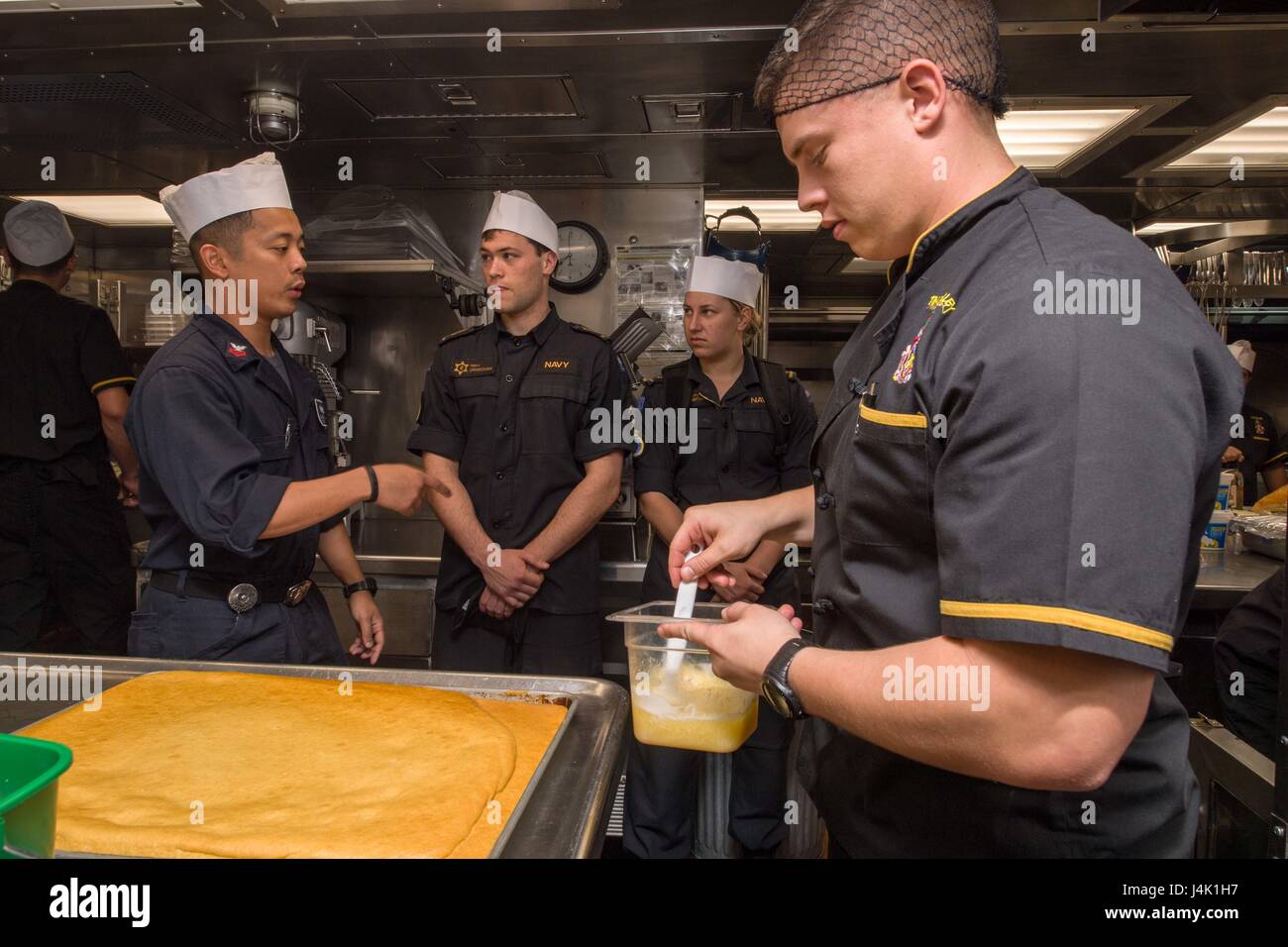 161113-N-DJ750-157 PACIFIC OCEAN (Nov. 13, 2016) – Sailors aboard Arleigh Burke-class guided-missile destroyer USS Sampson (DDG 102) give Royal New Zealand Navy sailors a tour of the enlisted galley. Sampson will report to U.S. Third Fleet, headquartered in San Diego, while deployed to the Western Pacific as part of the U.S. Pacific Fleet-led initiative to extend the command and control functions of Third Fleet into the region. (U.S. Navy photo by Petty Officer 2nd Class Bryan Jackson/Released) Stock Photo