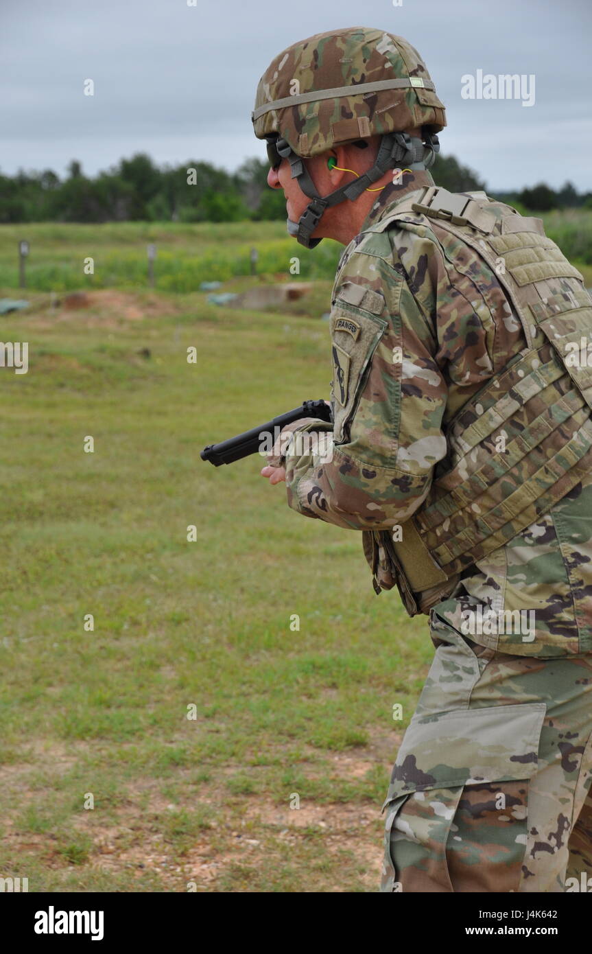 Soldiers from the Army Reserve's 75th Training Command Headquarters ...