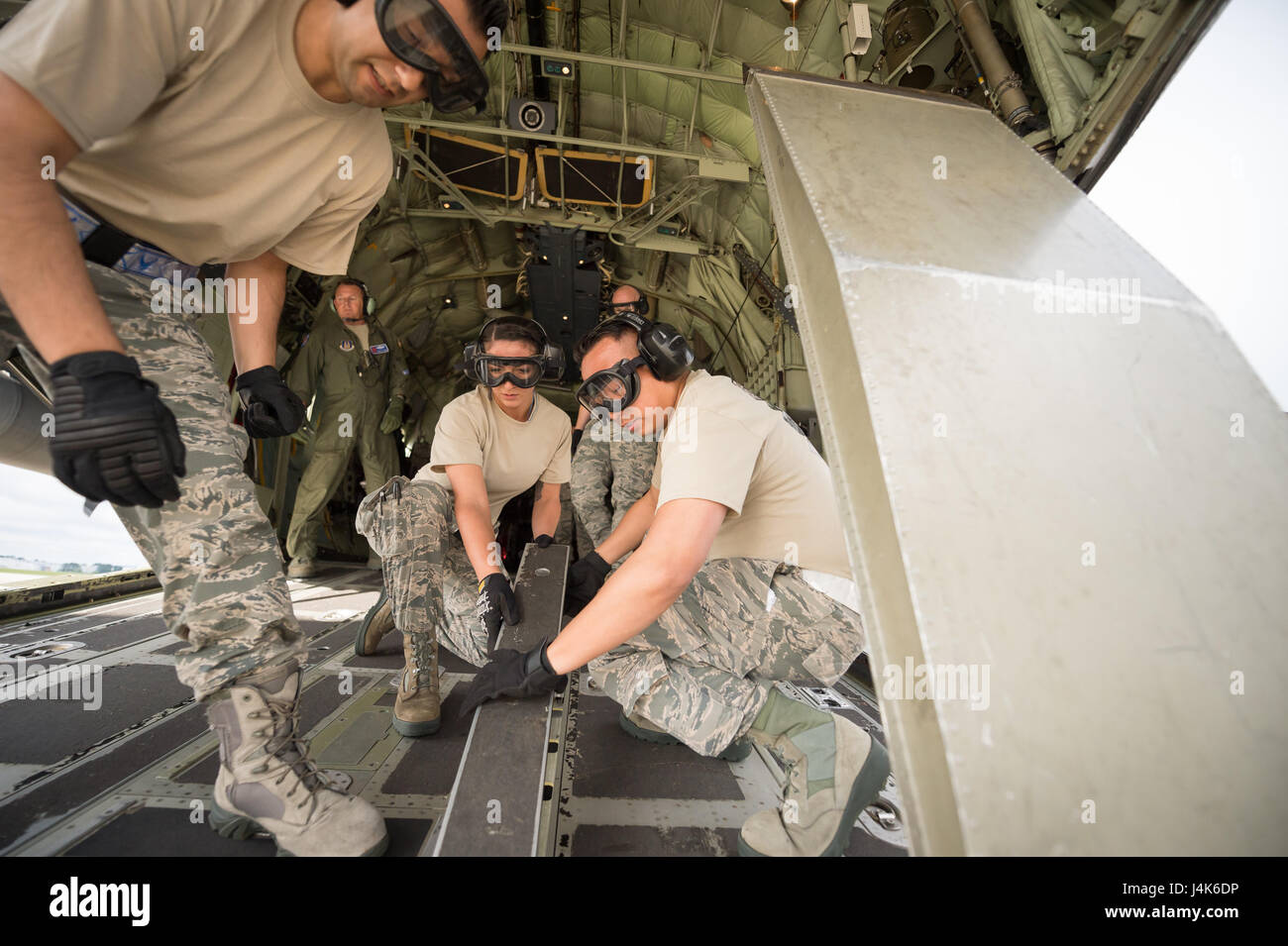 Hercules aircraft ramp hi-res stock photography and images - Alamy