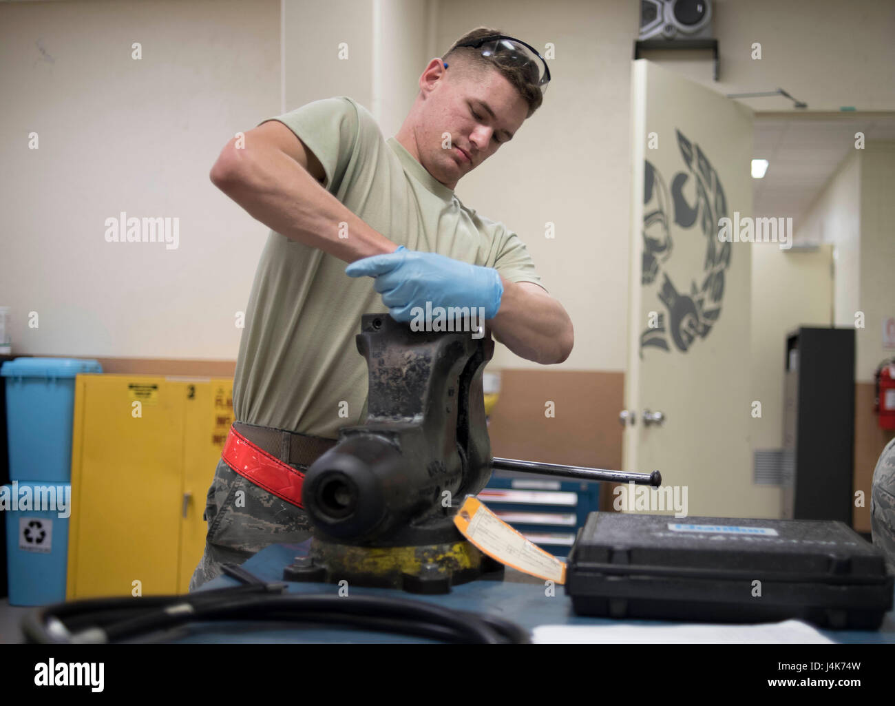 18th component maintenance squadron hydraulics hi-res stock photography ...