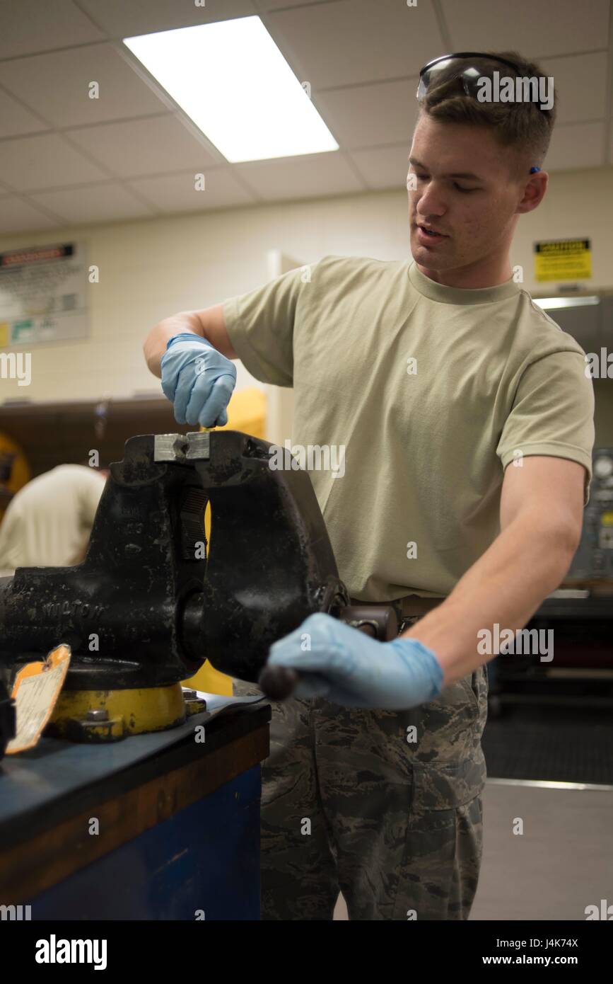 18th component maintenance squadron hydraulics hi-res stock photography ...