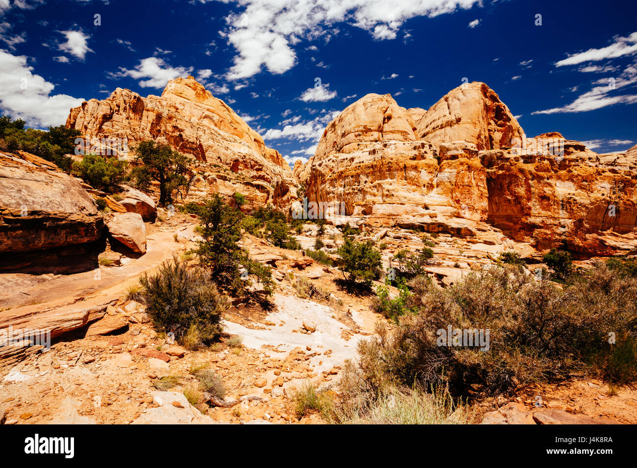 The trail to Hickman Bridge is Capitol Reef National Parks most popular hike and features fantastic views of the Waterpocket Fold and the majestic nat Stock Photo